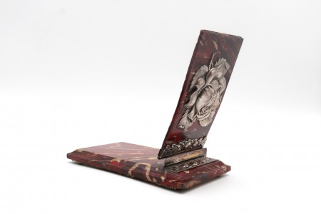 Porta blocos em pedra mármore em tons de vermelho e flores em prata relevada